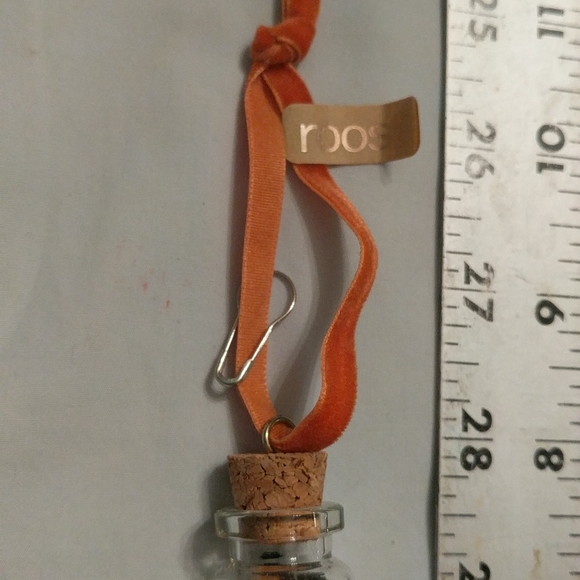 Roost feather in glass - Picture 3 of 3